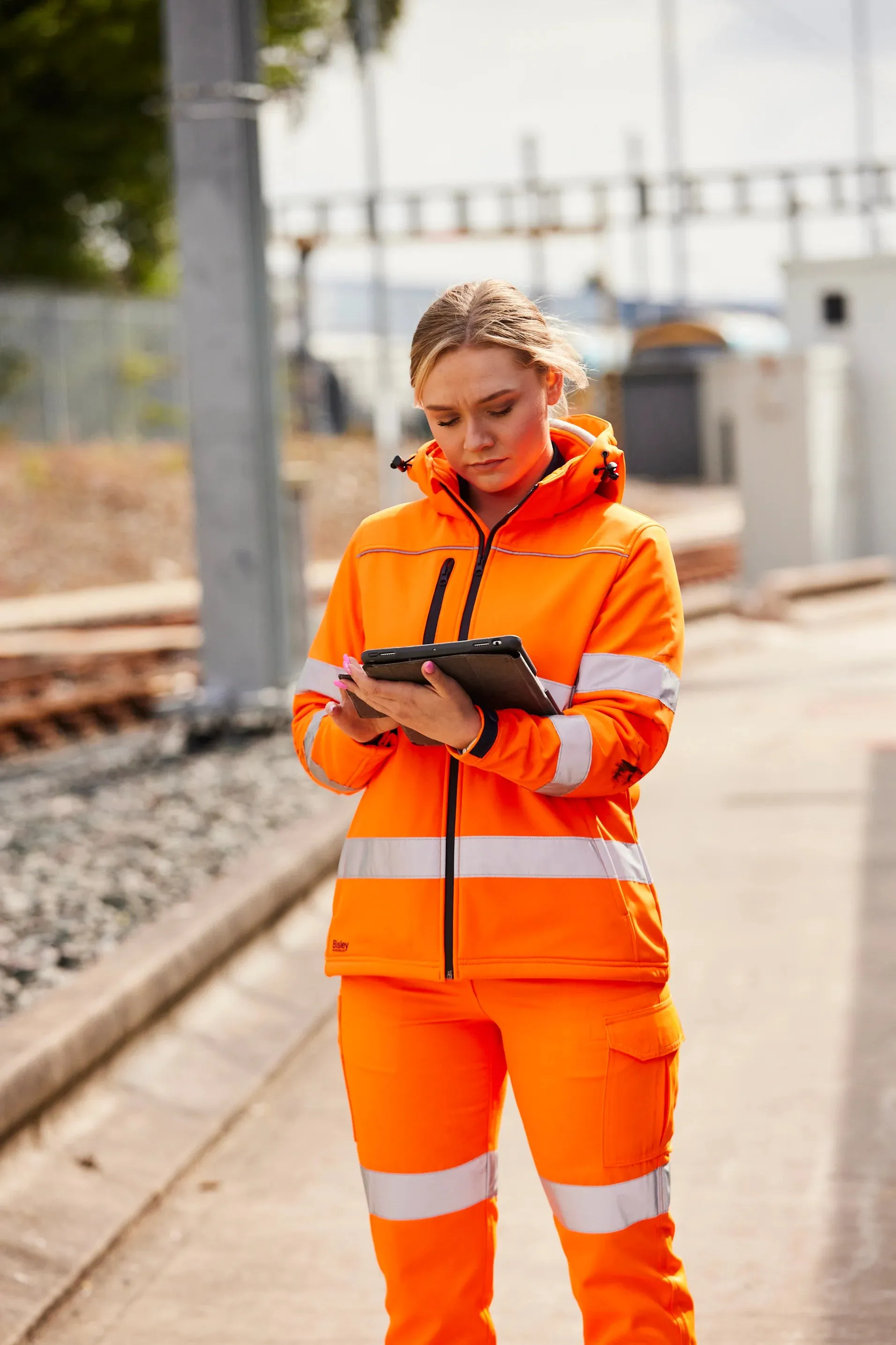 Bisley WOMENS TAPED HI VIS SOFTSHELL JACKET
